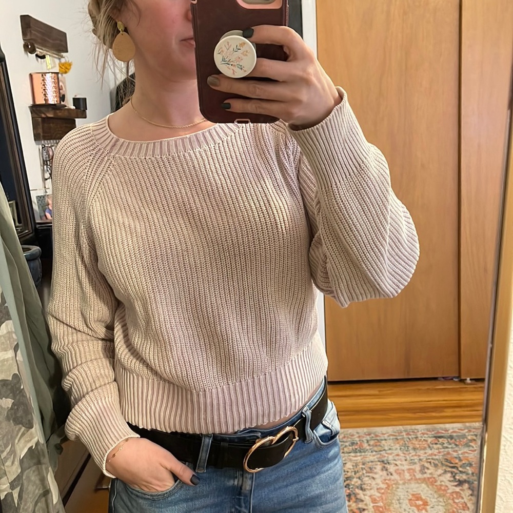 Cute spring sweater! Mid weight knit, slightly cropped length.
